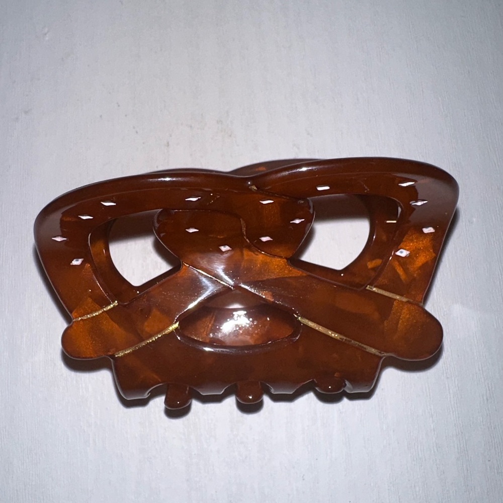 Pretzel claw clip